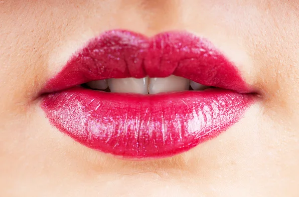 Gros plan des lèvres de la femme — Photo