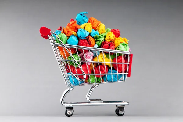 Conceito de reciclagem com papel colorido e carrinho de compras — Fotografia de Stock