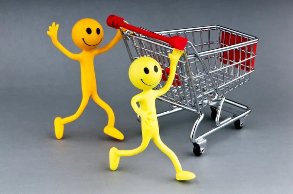 Happy family with shopping cart — Stock Photo, Image