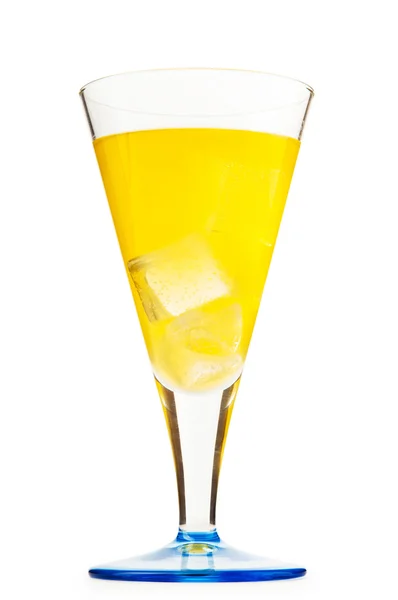 Πολύχρωμα κοκτέιλ σε ποτήρια με πάγο — Φωτογραφία Αρχείου