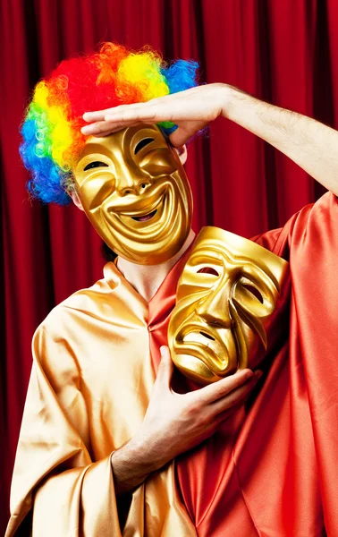 Ator com máscaras em um conceito de teatro engraçado — Fotografia de Stock