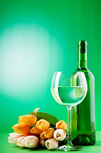 Vin koncept med tulpaner — Stockfoto
