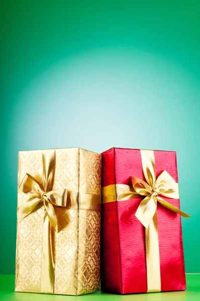 Концепция празднования - Подарочная коробка на красочном фоне — стоковое фото