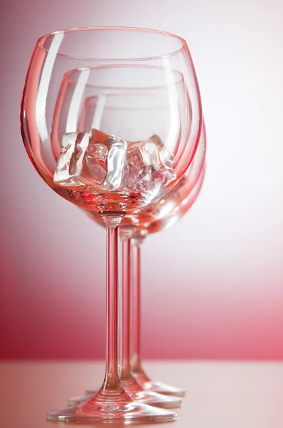 Bicchieri d'acqua sullo sfondo di pendenza — Foto Stock