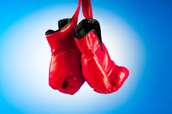 Rode bokshandschoenen op de achtergrond — Stockfoto