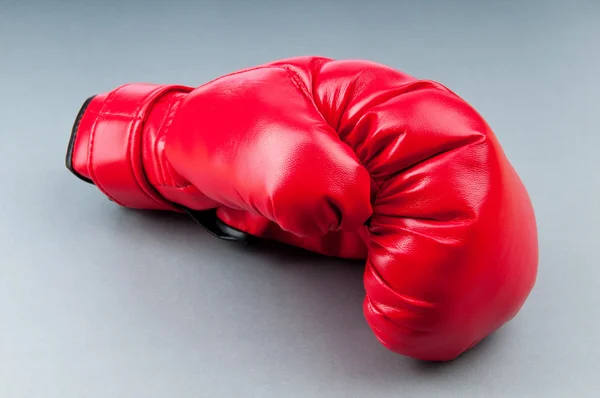 背景上的红色拳击手套。 — 图库照片