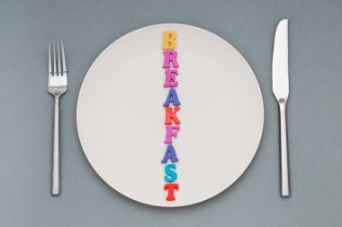 Beyaz arka planda harflerle plaka