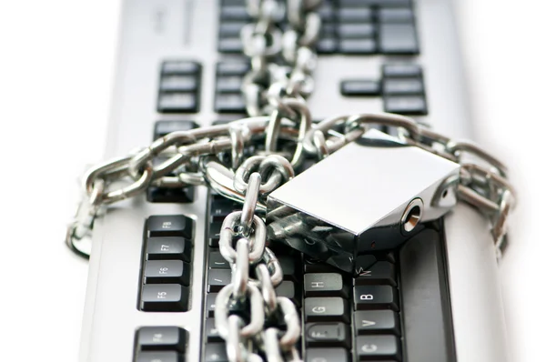 Konzept der Internetsicherheit mit Vorhängeschloss und Tastatur — Stockfoto