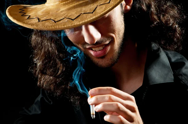 Tehénkalapos férfi dohányzik. — Stock Fotó