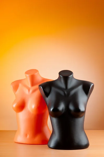 Manequins de roupas contra fundo gradiente — Fotografia de Stock