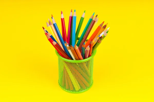 Crayons de couleur sur le fond — Photo