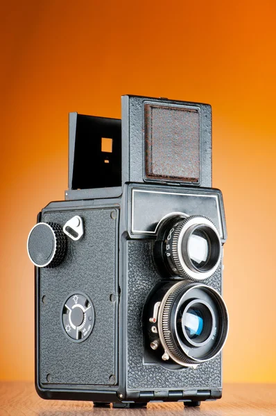 Vintage film camera against gradient background — Stock Photo, Image