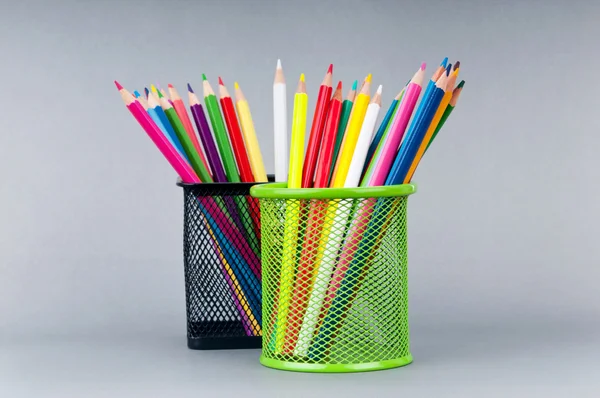 Цветные карандаши на заднем плане — стоковое фото
