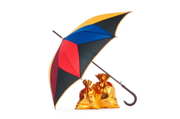 Sacos de ouro sob proteção de guarda-chuva — Fotografia de Stock