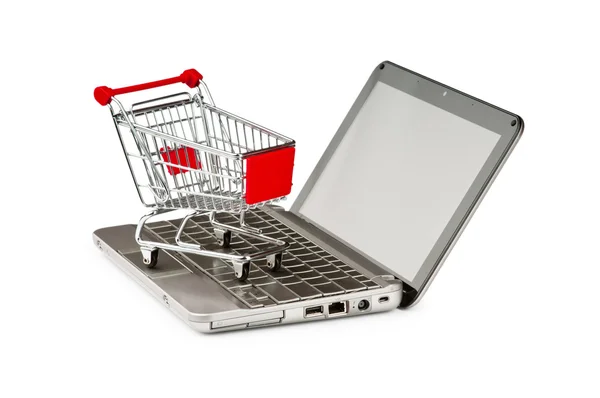Internet online nakupování koncept s počítačem a košík — Stock fotografie