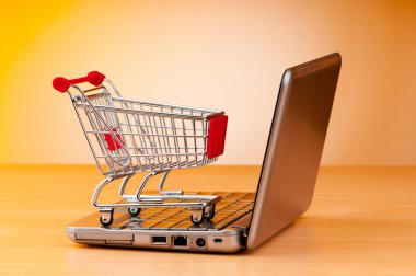 internet online alışveriş kavramı ile bilgisayar ve sepeti