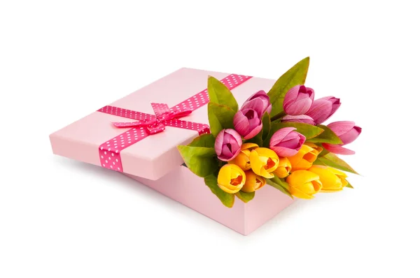 Geschenkbox und Tulpen isoliert auf weiß — Stockfoto
