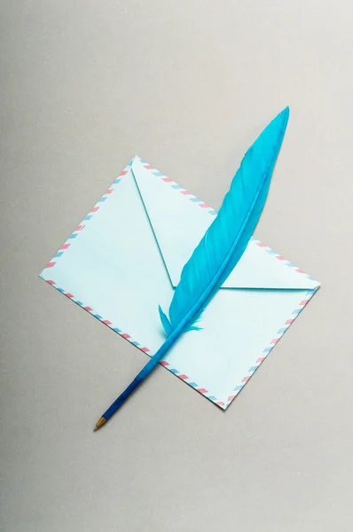 Επιστολή και feathe απομονωμένη στο λευκό — Φωτογραφία Αρχείου