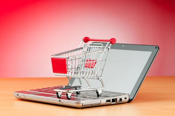 Internet concepto de compras en línea con ordenador y carrito —  Fotos de Stock