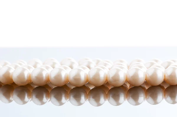 Collar de perlas en concepto de moda y belleza —  Fotos de Stock