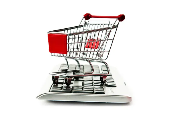 Internet concetto di shopping online con computer e carrello — Foto Stock