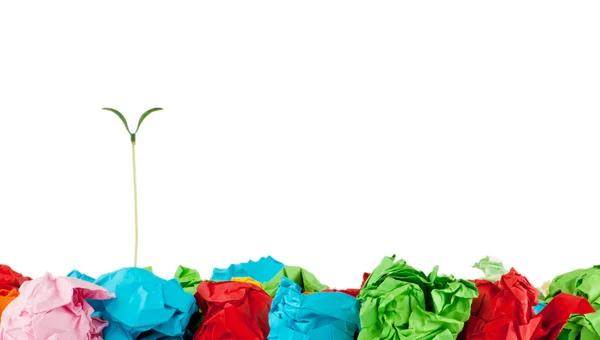 Papper återvinning koncept med plantor på vit — Stockfoto