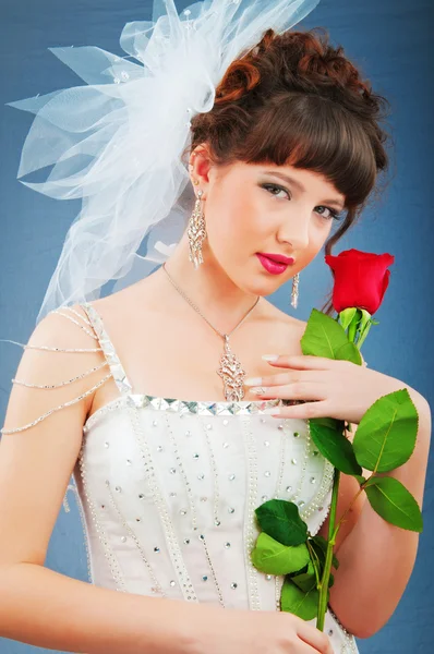 Bela noiva com rosa no estúdio de tiro — Fotografia de Stock