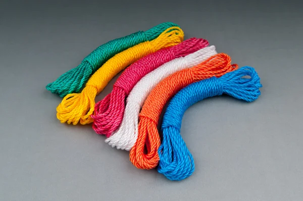 Барвиста мотузка ізольована на фоні — стокове фото