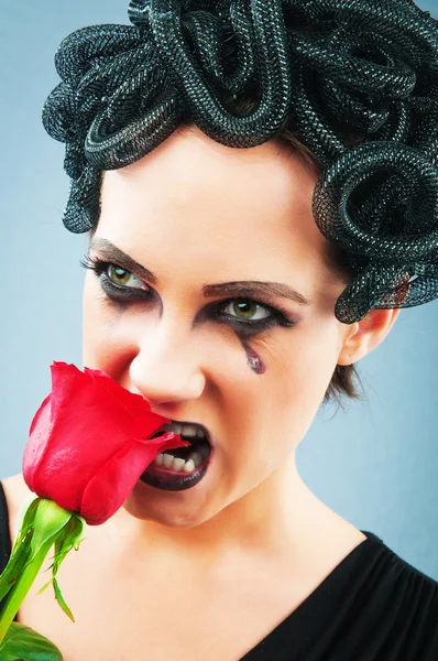 Γυναίκα που απεικονίζει την έννοια og κακό (Μέδουσα Γοργόνα) — Φωτογραφία Αρχείου