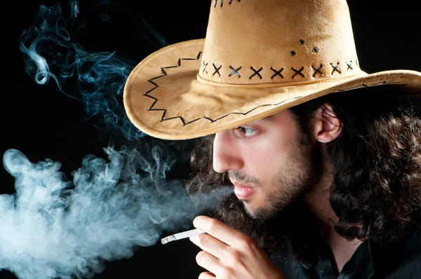 Tehénkalapos férfi dohányzik. — Stock Fotó