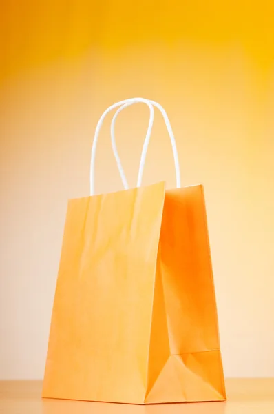グラデーションの背景に対してショッピング バッグ — ストック写真