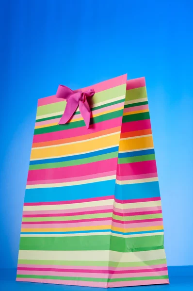 Цветные бумажные пакеты для покупок на фоне градиента — стоковое фото
