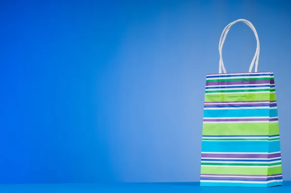 Sacchetti colorati per la spesa su sfondo sfumato — Foto Stock