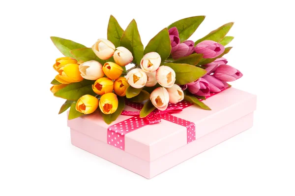Caja de regalo y tulipanes aislados en blanco — Foto de Stock