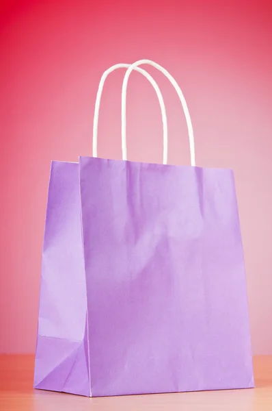 グラデーションの背景に対してショッピング バッグ — ストック写真