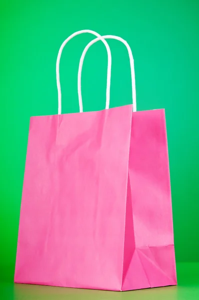 Kleurrijke papier boodschappentassen tegen achtergrond met kleurovergang — Stockfoto