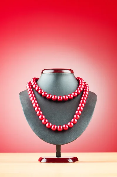 Collana di perle contro sfondo gradiente — Foto Stock