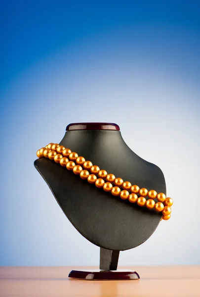 Жемчужное ожерелье на фоне градиента — стоковое фото