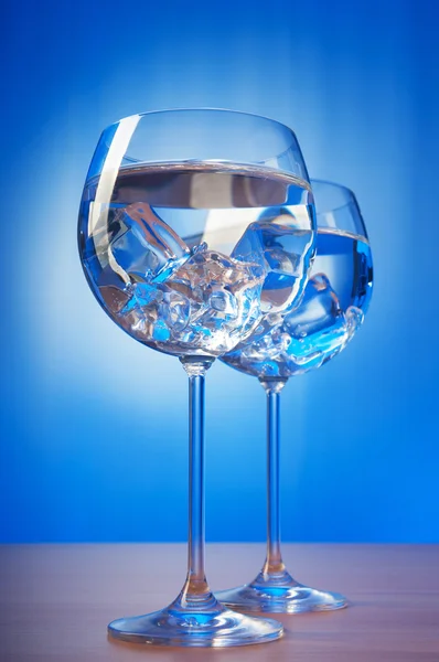 Acqua nel bicchiere su sfondo sfumato — Foto Stock