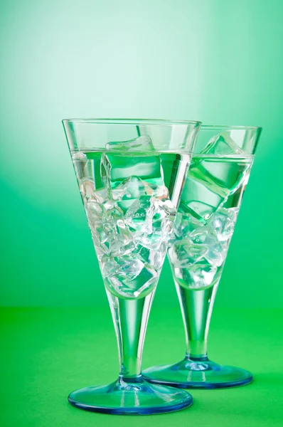 Water in het glas tegen achtergrond met kleurovergang — Stockfoto