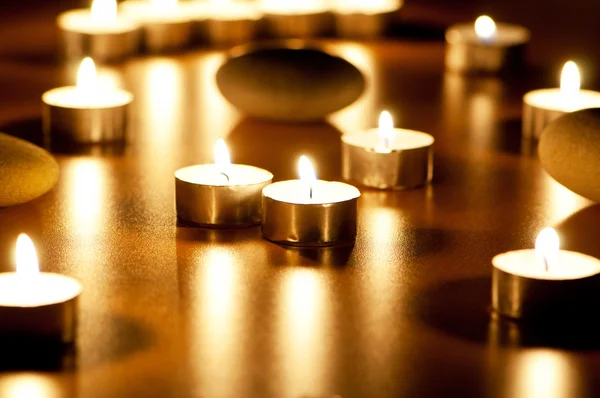 Queimar velas e seixos para sessão de aromaterapia — Fotografia de Stock