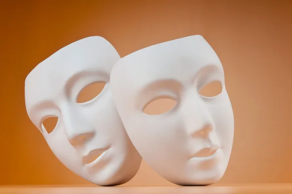 Conceito de teatro com máscaras contra fundo — Fotografia de Stock