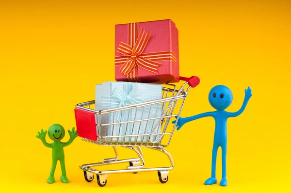 Smileys with gift box in the shopping cart — Stock Photo, Image