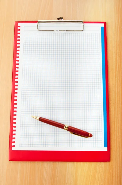 Ordner mit leerer Seite mit Stift — Stockfoto