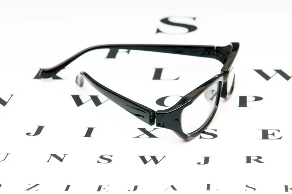 Occhiali da lettura ottici sul tavolo della vista — Foto Stock