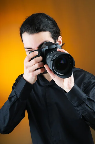 Fotograf med digitalkamera — Stockfoto