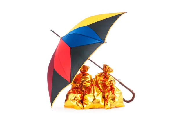 Золоті мішки під захистом парасольки — стокове фото