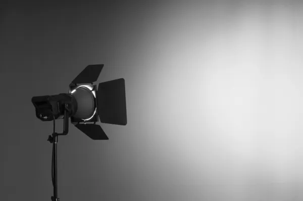 Projektör ışığı alan metni içeren — Stok fotoğraf