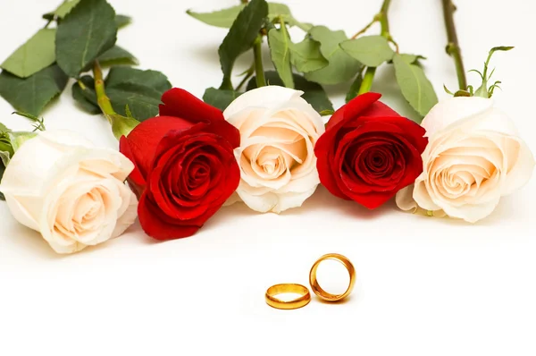 Concept de mariage avec roses et anneaux Images De Stock Libres De Droits