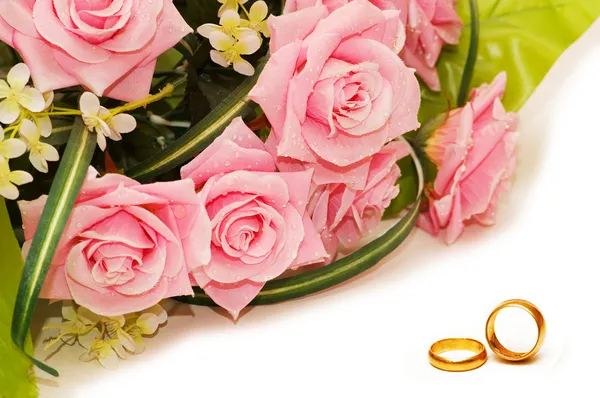 Bröllop koncept med rosor och ringar Stockfoto